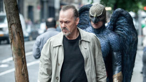 Vanha roolihahmo Birdman ei jätä Riggan Thomsonia rauhaan "Birdman" (Benjamin Kanes) seuraa Riggan Thomsonia (Michael Keaton) kadulla elokuvassa Birdman