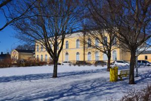 Eleverna vid Borgå gymnasium kommer att vara växelvis i skolan och hemma efter sportlovet. Smittoläget i staden måste fås under kontroll men samtidigt vill man inte att eleverna ska behöva vara helt på distans. Bild på Borgå gymnasium.