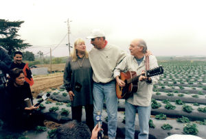 Mary Travers ja Peter Yarrow tapaavat siirtotyöläisiä Mary Travers ja Peter Yarrow tapaavat siirtotyöläisiä