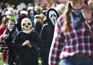 Näiden Halloween-pukujen sijaan tulevaisuudessa pukeudutaan ehkä sporttivermeisiin ja Snapchat-asuihin. // Kuva: EPA / Jim Lo Scalzo