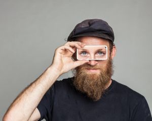 Sokeat voivat pyytää apua näkeviltä uudella älypuhelinsovelluksella. // Kuva: Be My Eyes/Emil Jupin & Thelle Kristensen