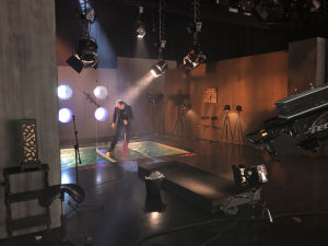 Tehostemestari Esko Kares asettelee kumiankkaa oikealle paikalleen. Tehostemestari Esko Kares asettelee kumiankkaa paikoilleen Normal Life -bändin studiotaltiointia varten Studio 2:ssa