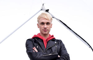 christoffer med parabol bakom sig