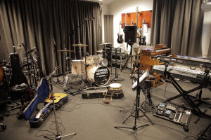 I Halden fengsel har de intagna tillgång till en musikstudio. Den har skapat uppmärksamhet och debatt framförallt utomlands. Den används dels för musikundervisning och bändverksamhet – som skapar en positiv stämning hos de intagna – men också för att t.ex. spela in när de intagna läser sagor åt sina små barn utanför fängelset, för att bibehålla bandet mellan föräldrar och barn. En gitarr, trummor, en banjo, synthar och elgitarrer i en musikstudio som finns inne i Haldenfängelset i Norge.
