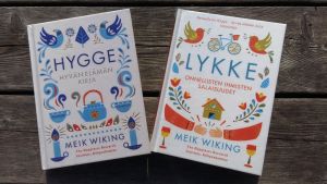 Meik Wikings böcker finns översatta till finska, dock inte till svenska än i alla fall Två böcker av Meik Wiking om hygge och lycka.