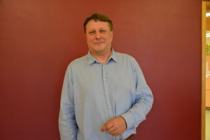 Fredrik Sundell, rektor i Gerby skola, tror att det kan finnas fördelar med en åldersgräns. Fredrik Sundell, rektor för Gerby skola