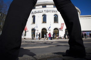 Staten beviljar basfinansiering för institutionsteatrar, bland annat Svenska Teatern enligt statsandelssystemet. Svenska Teatern Maria Sidin jalkojen alta kuvattuna.