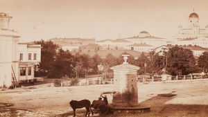Den gamla brunnen på torget vid Skillnaden på 1860-talet.