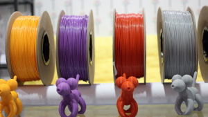 Muovirullia, joita käytetään 3D-tulostuksessa.