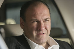 Mafiapomo Tony Soprano istuu autossa.