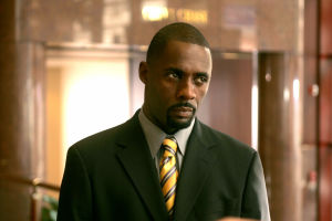 Näyttelijä Idris Elba Langalla-tv-sarjassa.