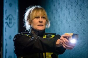 Ylikonstaapeli Catherine Cawood (Sarah Lancashire). Sarah Lancashire Happy Valley -tv-sarjassa.