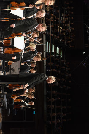 Hannu Lintu ja Radion sinfoniaorkesteri 6.12.2017 konsertin päätyttyä. Hannu Lintu ja Radion sinfoniaorkesteri 6.12.2017 konsertin päätyttyä.