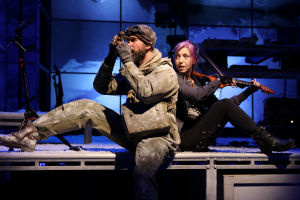 Ernest Shackleton Loves Me Shackleton (Wade McCollum) ja Kat (Valerie Vigoda) musikaalissa Ernest Shackleton Loves Me