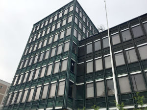 Rahoitusvaikeuksista kärsinyt Nuorisosäätiö osti syksyllä 2017 kokonaisen kerrostalon Helsingin Kampista. Rahat kauppaan tulivat Puolasta. Rakennus osoitteessa Lastenlinnankatu 5, Helsinki