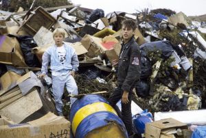 Kaatis-sarjan Ville (Jarno Jokinen) ja Tommi (Pasi Pitkäaho) katopaikalla 1988.
