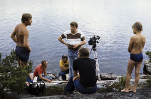 Äänisuunnittelija Eino Lehtinen, ohjaaja Vili Auvinen, kuvaussuunnittelija Mauri Aalto, kameramies Hannu Järveläinen ja äänisuunnittelija Markku Mäkinen työssä (1977).