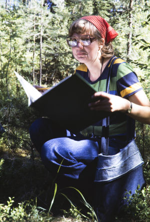 Kuvaussihteeri Mari Lehtonen työssä (1977).