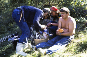 Kuvaussuunnittelija Mauri Aalto, kuvaussihteeri Mari Lehtonen ja kameramies Hannu Järveläinen evästauolla (1977).