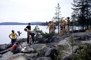 Kuvaussuunnittelija Mauri Aalto, kuvaussihteeri Mari Lehtonen, ohjaaja Vili Auvinen sekä äänisuunnittelijat Eino Lehtinen ja Markku Mäkinen työssä. Lapsinäyttelijöitä ja avustajia (1977).