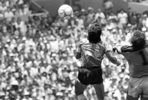 Maradona och Peter Shilton hoppar mot boll