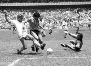 Maradona tacklas av britter efter att ha gjort sitt vackraste 2-0 mål
