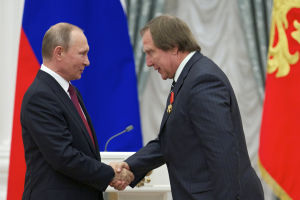 Panaman papereista kävi ilmi, että Vladimir Putinin pitkäaikainen ystävä Sergei Roldugin hallinnoi miljardien eurojen omaisuutta veroparatiisien kautta. Tiettävästi omaisuutta ei ole hankittu muusikko Rolduginin palkalla. Venäjän presidentti Vladimir Putin ja muusikko Sergei Roldugin