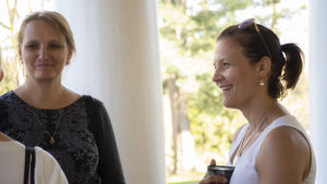 Julia Taravella som är till vänster på bilden besökte Finland i maj. Då träffade hon blanda andra Olivers mamma Pia von Weymarn-Vihtonen. Pia von Weymarn-Vihtonen träffar Julia Taravella i Esbo,