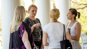 Pia von Weymarn-Vihtonen (längst till höger) träffade Julia Taravella i Esbo i maj. AGU är vanligare i Finland än på andra håll i världen. Runtom i världen finns det enstaka diagnostiserade fall, i Finland är de omkring trehundra. Julia Taravellas träffar finländska AGU-familjer i Esbo.