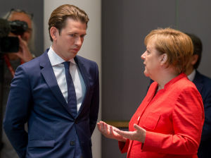 Angela Merkel måste inte bara hålla sina regeringskamrater nöjda, också Österrikes högerorienterade statschef Sebastian Kurz är en viktig spelare i den tyska krisen. Österrikes förbundskansler Sebastian Kurz i samtal med sin tyska motsvarighet Angela Merkel.