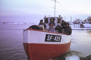 Kuvausryhmä lähdössä Väderskäristä veneellä. Jäähyväiset Väderskärille.
