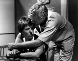 Immu (Ilmari Saarelainen) ja Tuija (Tuija Ernamo) tv-sarjassa Sisko ja sen veli (1985).