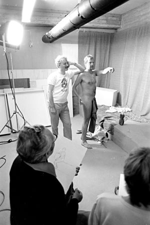 Neil Hardwick ohjaa Ilmari Saarelaista tv-sarjassa Sisko ja sen veli (1985).