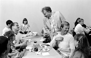 Neil Hardwick, Ilmari Saarelainen, Jykä Pietiinen ja Tuija Ernamo Kynnys ry:n palkintotilaisuudessa (1986).