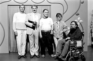 Ilmari Saarelainen, Neil Hardwick, Jykä Pietinen, Tuija Ernamo ja Kalle Könkkölä Kynnys ry:n palkintotilaisuudessa (1986).