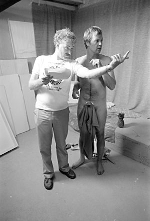 Neil Hardwick ohjaa Ilmari Saarelaista tv-sarjassa Sisko ja sen veli (1985).