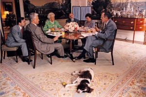 George H. W Bush och Barbara Bush dricker kaffe med Borit Yeltsin och Naina Yeltsina i Vita huset. USA:s president George H. W Bush dricker kaffe med Borit Yeltsin i Vita huset år 1992.