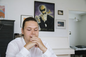 Kasper Dalkarl sitter vid sitt köksbord.