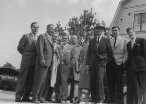 Radioselostajapäivät Turussa 1957. Eero Saarenheimo, insinööri Vehmas, äänitarkkailija Eero Veiramo, radioselostaja Esko Mustonen, radioselostaja Jorma Vuori, tunnistmataon naisselostaja, Jorma Lunden, Kaarle Stewen ja Kaarle Nordenstreng. Radioselostajapäivät Turussa 1957. Eero Saarenheimo, insinööri Vehmas, äänitarkkailija Eero Veiramo, radioselostaja Esko Mustonen, radioselostaja Jorma Vuori, tunnistmataon naisselostaja, Jorma Lunden, Kaarle Stewen ja Kaarle Nordenstreng.