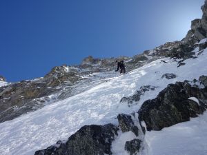 En del av vardagen i Chamonix: Att åka ner för det här. En skidåkare står högt upp på ett brant berg, redo att börja åka utför.