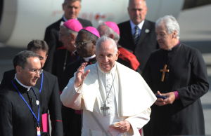 Tvärtemot vad Påve Franciskus sagt tidigare så gick Vatikanen i mars ut med att katolska präster inte ska välsigna homosexuella par. Påven Franciskus inledde på lördagen ett historiskt, två dagar långt besök i Irland. Det här är det första påvebesöket på 39 år i Irland