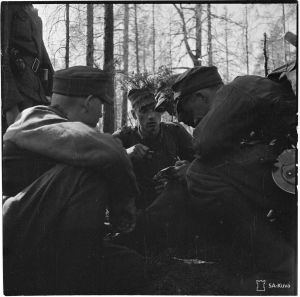Jääkärikomppanian päällikkö luutnantti Törni neuvottelee ryhmän johtajien kanssa Tolvajärvellä 1944. Luutnantti Lauri Törni neuvottelee rintamalla 1944.