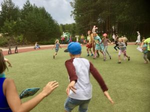Barn ska leka. Barn leker en traditionell barnlek på Lottemaa temapark i södra Estland.