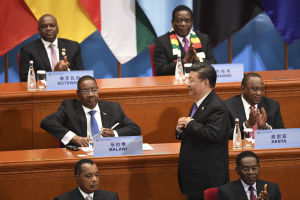Väst ser president Xi som en postmodern imperialist som försöker köpa hela Subsahara med sina projektpengar. Xi själv menar att Kina bara vill investera. Här på toppmötet i Peking den 3 september. Xi Jinping på öppningen av Kina-Afrika toppmötet 2018.
