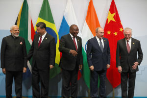 Som ett pojkband ställde Indiens Narendra Modi, Kinas Xi Jinping, Sydafrikas Cyril Ramaphosa, Rysslands Vladimir Putin och Brasiliens Michel Temer upp på foto då BRICS möttes i Johannesburg i juli. BRICS möte juli 2018.