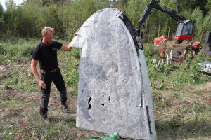 Kjell Johansson bad om att få ta hem ena vingspetsen från planet, som ett minne av sin morfar August Andersson som var en av endast tre överlevande ombord. Kjell Johansson med vingspets från flygvrak efter flygolyckan nära Mariehamn 1963.