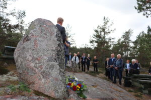 Anhöriga samlades för en blomsterceremoni och tyst minut vid minnesstenen. Flygolycka 1963.