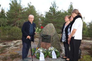 Kurt Skogberg som miste sin yngsta syster i olyckan besökte minnesstunden tillsammans med sin fru, systerdotter och brorsdotter för att lägga en blomma vid minnesstenen. Flygolycka 1963.