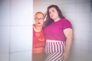 Somella on mahdollisuuksia tarjota samaistumiskohteita. Suinner muistaa, kun ensimmäistä kertaa tajusi, ettei ole "ainut kalju, lihava, queer-ihminen" maailmassa. Meriam Trabelsi ja Caroline Suinner