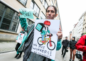 "We are workers! Not play mobiles" - personer som jobbar som matbud för företaget Deliveroo demonstrerade i Bryssel i januari 2018. Demonstration